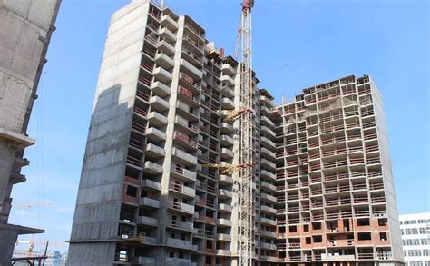 Строительство небоскреба в районе других зданий