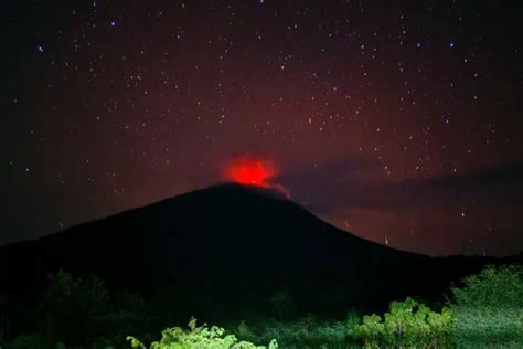 Gunung Ile Lewotolok Kembali Erupsi Tertutup Kabut Hingga Terjadi 74