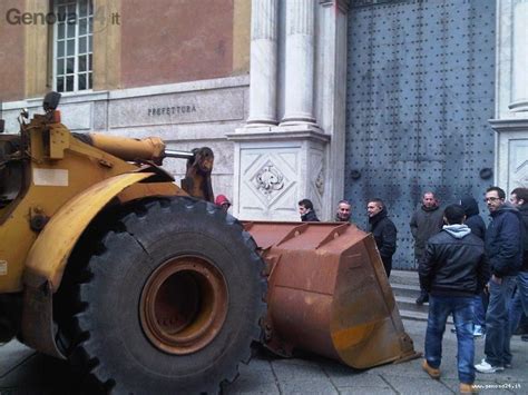 Genova Presidio Dei Lavoratori Ilva Davanti Alla Prefettura Sale La