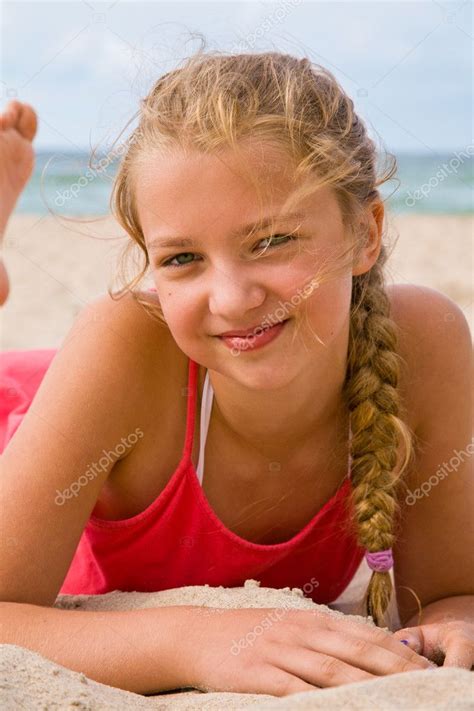 Hübsches Blondes Mädchen Am Strand Stockfotografie Lizenzfreie Fotos © Worytkopawel 12341927