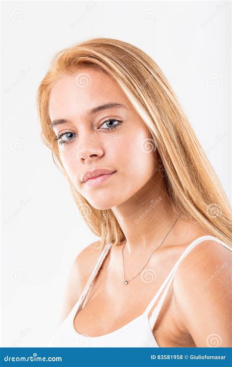 Belle Fille Blonde Avec Des Yeux Bleus Photo Stock Image Du Joyeux