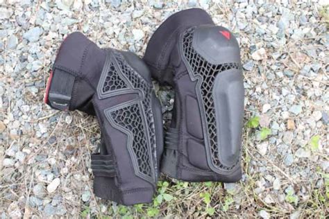 Review Dainese Enduro Knee Guards Ride Well But Dont Walk The Walk