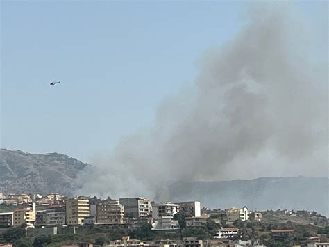 Incendio Nella Frazione Di Pizzi Sul Luogo Anche Canadair Ed Elicotteri