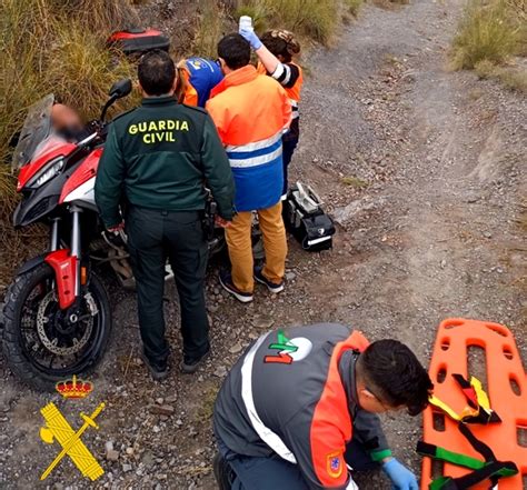 La Guardia Civil auxilia en Gérgal a un motorista que se había