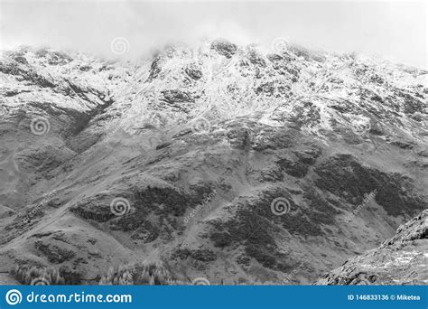 Un Paisaje Nevoso Dram Tico De La Monta A Foto De Archivo Imagen De