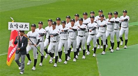 第95回選抜高校野球大会の開会式で行進する長崎日大の選手たち（撮影・永田浩） 長崎日大、海星堂々と行進 両校選手、初戦へ闘志新た 写真