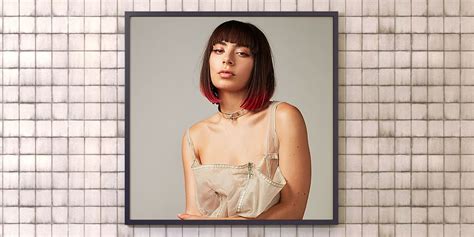 Показать когти - Новое видео от Charli XCX