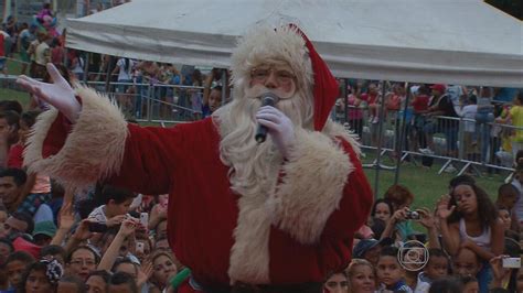 Chegada Do Papai Noel Leva Centenas De Fam Lias Ao P Tio Do Quartel Do