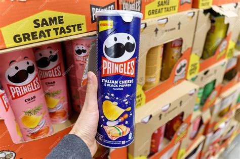 Тюмень, россия, 08 мая 2022 г. итальянские сырные продукты pringles с ...