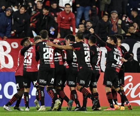 Notícias Firmino tem recepção calorosa de torcedores ao chegar na