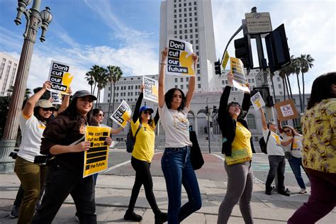 Los Angeles Times Staffers Stage Walk Out To Protest Impending Layoffs