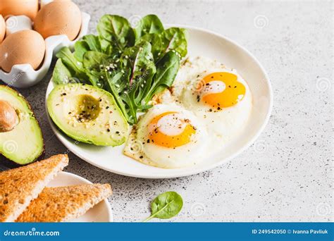 Desayuno Saludable Con Pan Integral Tostadas Huevos Con Ensalada Verde