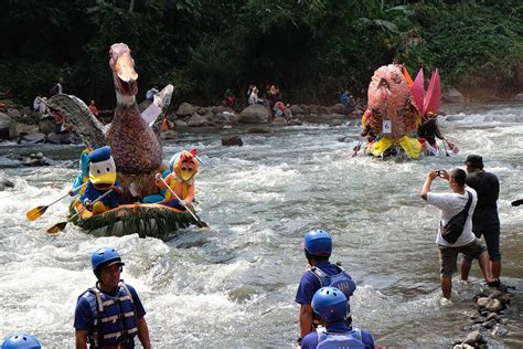 Berita Magelang Foto Parade Perahu Hias Meriahkan Festival Kali Elo