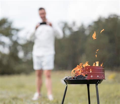 Hombre Tomando Foto De Barbacoa Al Aire Libre Foto Gratis