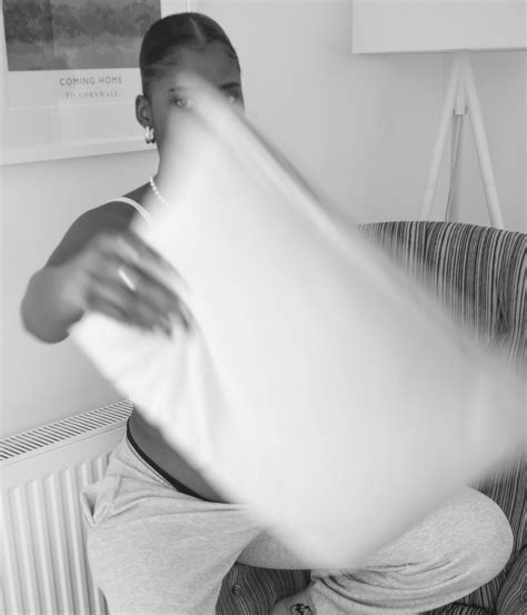 An intimate and honest portrayal of unexpected pregnancy - 1854 Photography