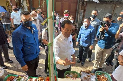 President Joko Widodo Visits Traditional Market In Kupang Antara News