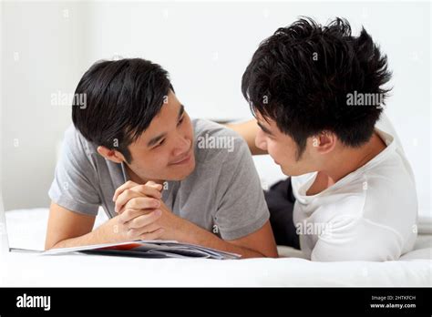 Vivre et aimer ensemble Mignon jeune gay asiatique couple souriant tout en se relaxant à la