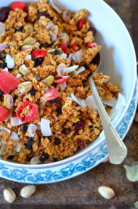 Granola Maison Aux Fruits Rouges Pistaches Et Noix De Coco