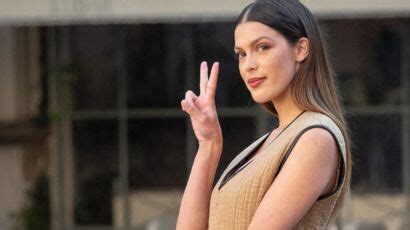 Iris Mittenaere en pleine mer elle ose le bikini lacé aux perles colorées canon Femme