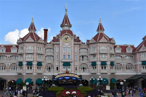 One Disneyland Paris Hotel to Re-Close, Others Extend Closure