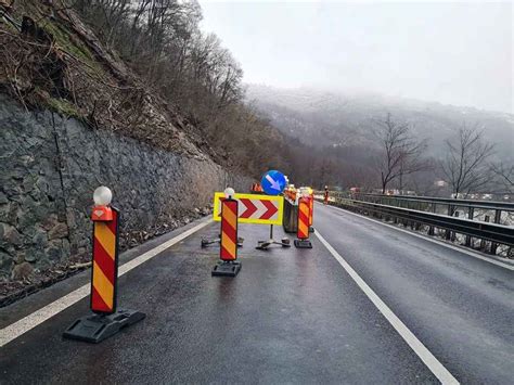 Video Trafic Restric Ionat Pe Valea Oltului Alunec Ri De Teren I