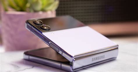 Why flip phones should be the future of smartphones - The Verge