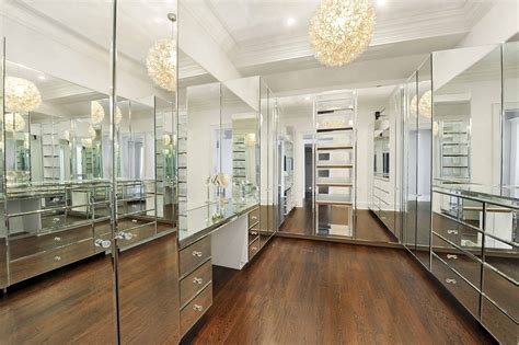 How You Can Enhance Your Closet With Mirrored Walls