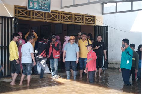 Abang Fauzi Salurkan 1 000 Paket Sembako Untuk Korban Banjir