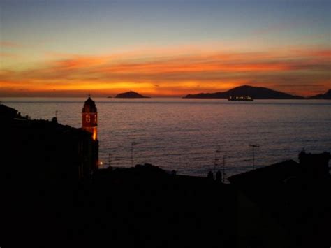 Lerici Il Borgo Di Tellaro Al Tramonto