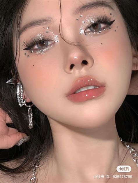 Pin De ୨୧ En ᵐᵃᵏᵉᵘᵖ ʰᵃⁱʳ ⁿᵃⁱˡˢ Maquillaje Con Gemas Maquillaje De Ojos Maquillaje De Ojos