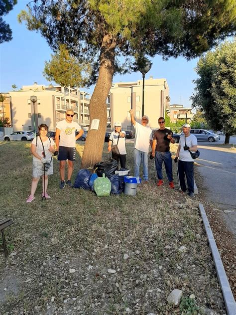 Foggia i volontari de La via della Felicità in azione in viale 1 maggio