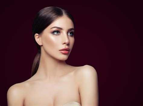 Mujer sexy en modelo de moda de fondo marrón con maquillaje perfecto y