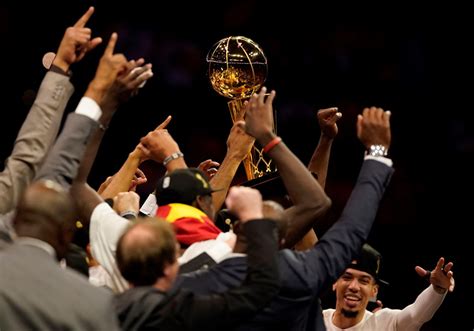 Finales Nba 2019 El Trofeo De Campeón De La Nba En Manos De Los