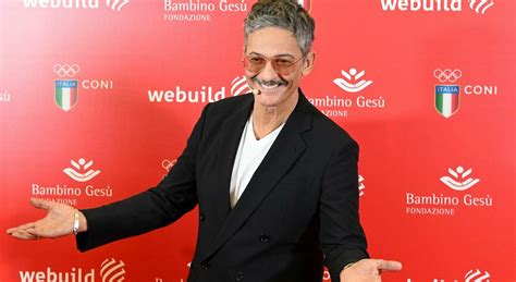 Fiorello Vicini Alla Nuova Location Per VivaRai2 I Fan Ovunque Sia