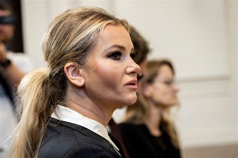 Kabelka za statisíce a značkový model: Babišová se k soudu… | Kafe.cz