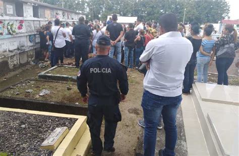 ÚLTIMO ADIÓS a policía asesinado Critica