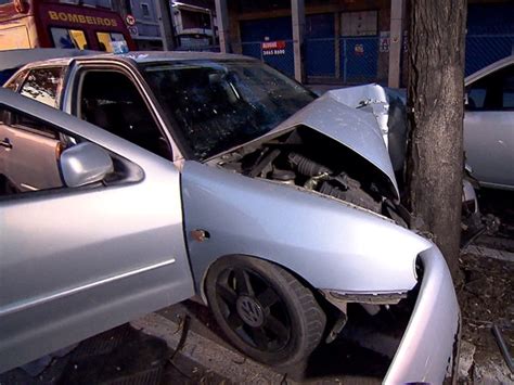 G1 Motorista perde controle da direção e bate carro em árvore em BH