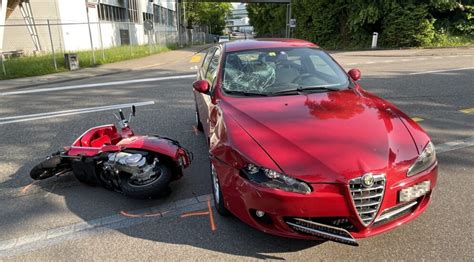 Niederuzwil SG Unfall Zwischen Auto Und Roller Polizeinews Ch