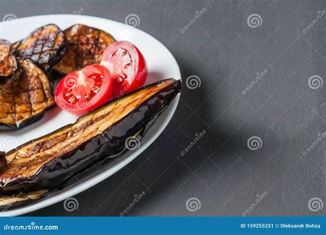 Witte Keramische Plaat Vol Moten Van Gegrilde Aubergine Versierde