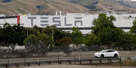 Tesla, EV Stocks Rise as Ford Shares Retreat