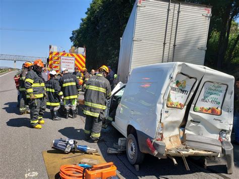 Motorista Fica Preso S Ferragens Em Acidente Tr S Caminh Es E Um