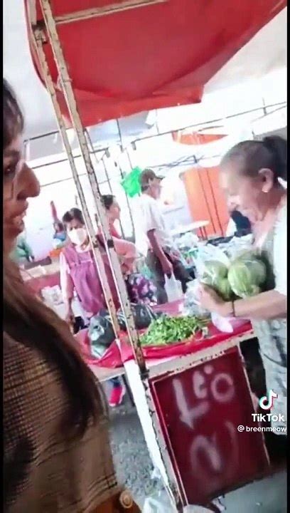 VIRAL México Joven sorprende en el tianguis para entregar título a su