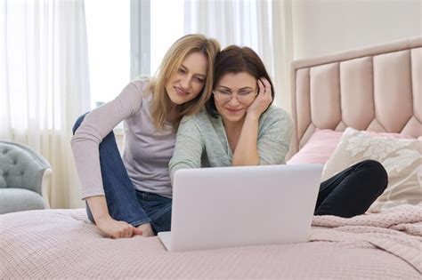 Dos Mujeres De Mediana Edad Descansando Sentadas Juntas En Casa En La