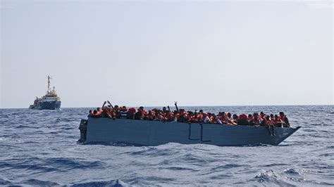 Italia Soccorso Un Barcone Con Oltre Migranti