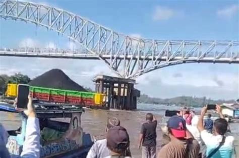 BREAKINGNEWS Tongkang Batu Bara Tabrak Tiang Jembatan Pangulu Iban