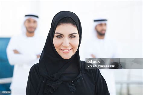 Wanita Arab Cantik Dengan Dua Pria Arab Berdiri Di Belakang Foto Stok