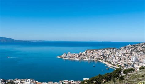 Saranda città della costa ionica dellAlbania del Sud solo