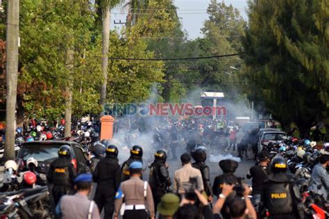 Foto Polisi Bubarkan Demo Anarkis Tolak Uu Ciptaker