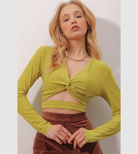 Buy Trend Alaçatı Stili Cut Out Detail Crop Top In Green 6thStreet