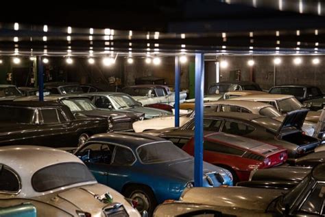 Coleção de 230 carros clássicos é encontrada e está à venda na Holanda